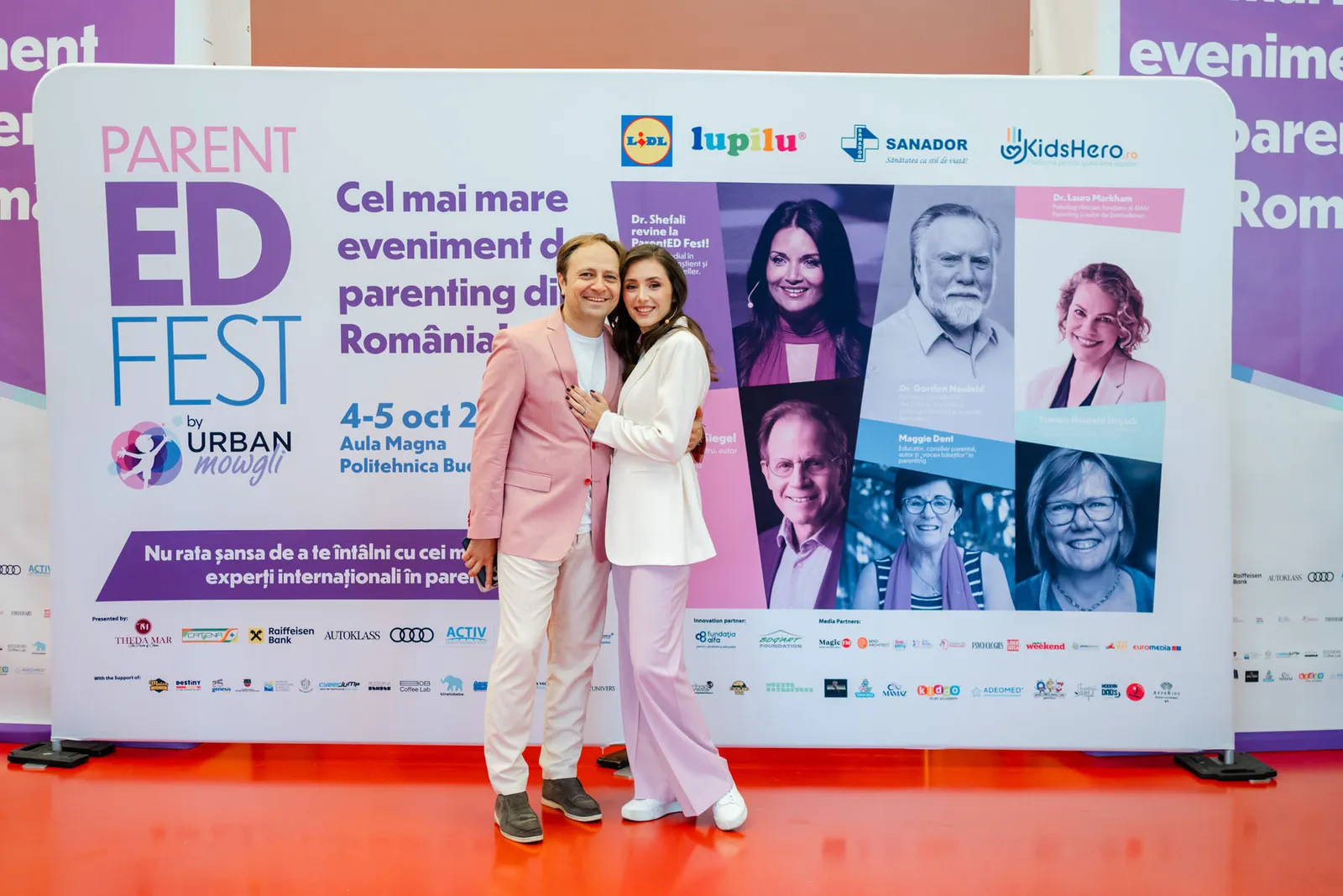 Diana și Bogdan Bălan în fața panoului ParentED Fest de la o ediție anterioară
