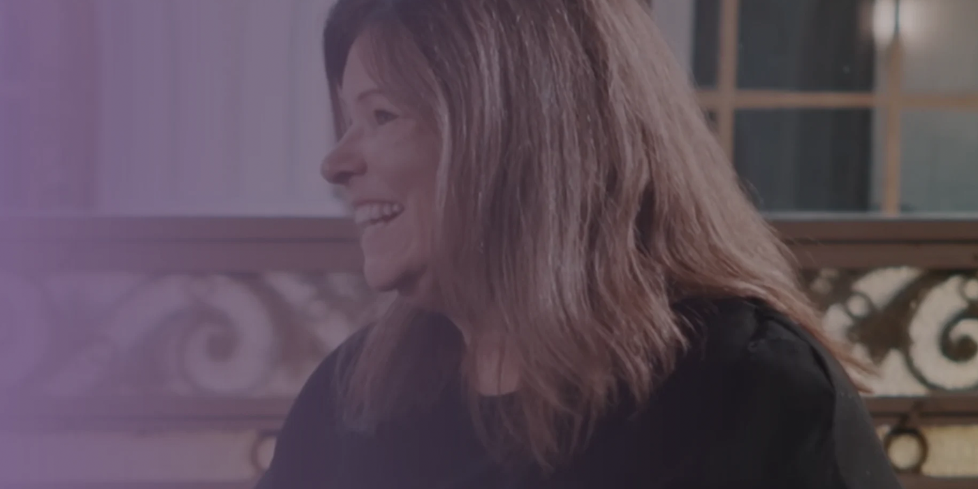 Dr. Deborah MacNamara zâmbind în timpul interviului